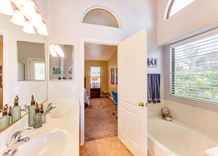 Sunny Getaway W/ Private Pool + Fire Pit!
