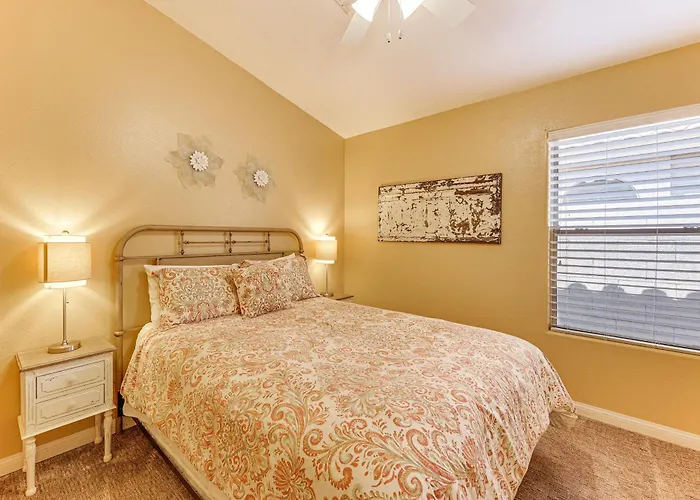 Sunny Getaway W/ Private Pool + Fire Pit! Holiday home