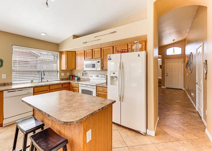 Sunny Getaway W/ Private Pool + Fire Pit! Holiday home Maricopa