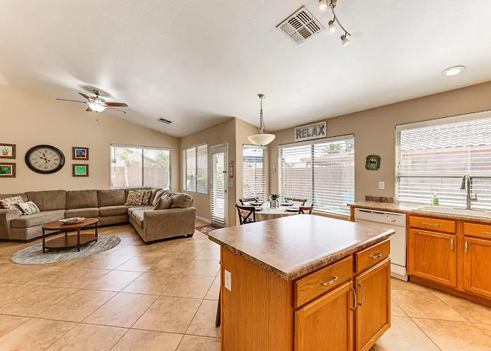 Sunny Getaway W/ Private Pool + Fire Pit! *