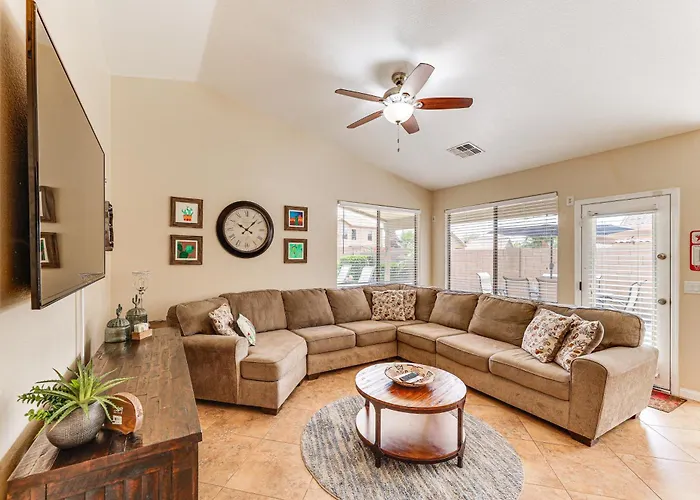 Sunny Getaway W/ Private Pool + Fire Pit! Holiday home